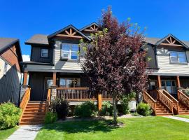 Perfect base Invermere 3bd townhouse mt views with garage，位于因弗米尔的度假短租房