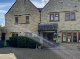 Cotswolds Luxury House in Central Bourton Large Sleeps 2-11. Pet Friendly.，位于水上伯顿的别墅