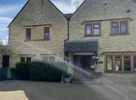 Cotswolds Luxury House in Central Bourton Large Sleeps 2-11. Pet Friendly.