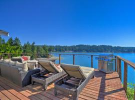 Waterfront Gig Harbor Home with Furnished Deck，位于吉格港的度假屋