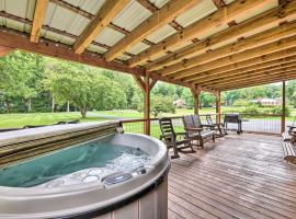 Campbell Retreat in Maggie Valley with Deck!，位于马吉谷的酒店