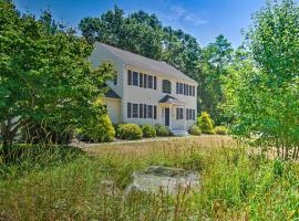 Marion Home with Private Deck Less Than 1 Mi From Beach，位于Marion的酒店