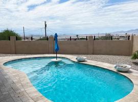 Havasu Retreat! Pool, Spa, Gym & View，位于哈瓦苏湖城的乡村别墅