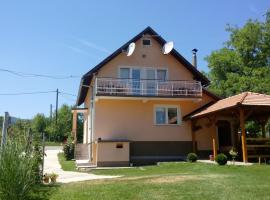 Holiday house with a parking space Smoljanac, Plitvice - 13741，位于斯莫利亚纳茨的酒店