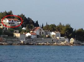 Apartments by the sea Prvic Luka, Prvic - 13845，位于普尔维奇卢卡的酒店