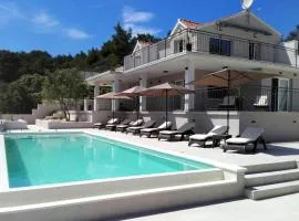 Seaside apartments with a swimming pool Mudri Dolac, Hvar - 10432