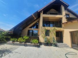 Pensiunea Relax，位于阿尔杰什河畔库尔泰亚的带停车场的酒店