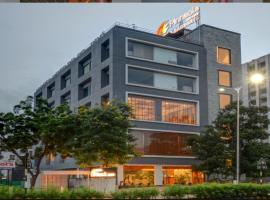 Pinnacle Grand Hotel，位于艾哈迈达巴德SG Highway的酒店