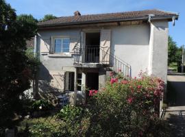 Petite maison rustique，位于Saint-Germain-en-Montagne的酒店
