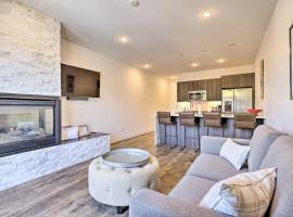 Hot Tub & Balcony: Riverfront Silverthorne Condo!，位于西尔弗索恩的酒店