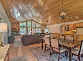 Yard, Grill and Games Spacious Cabin in Lakeside!，位于Sponseller的酒店