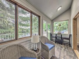 Dreamy, Family-Friendly Cloudcroft Townhome!，位于克劳德克罗夫特的酒店