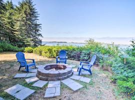 Enchanting Coos Bay Sanctuary with Lush Views!，位于库斯贝的酒店