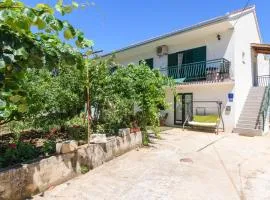 Apartments with a parking space Marina, Trogir - 14258