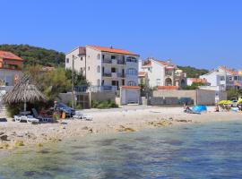 Apartments by the sea Slatine, Ciovo - 14541，位于斯拉汀的酒店