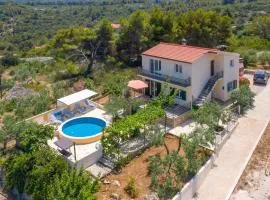 Holiday house with a swimming pool Rogac, Solta - 16444