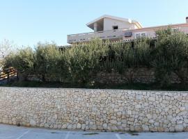 Apartments with a parking space Kolan, Pag - 16482，位于科兰的酒店