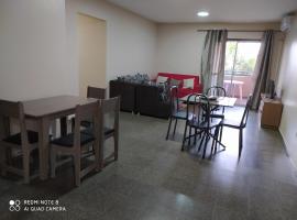 Amplio y cómodo apartamento con bella vista en pleno centro，位于埃斯特城Republic Lake附近的酒店