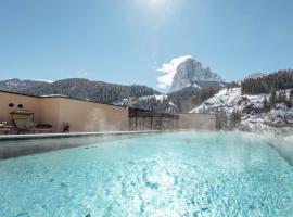 Hotel Touring Dolomites，位于圣克里斯蒂娜的酒店