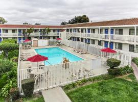 蒙特利区萨利纳斯北6号汽车旅馆，位于萨利纳斯的酒店