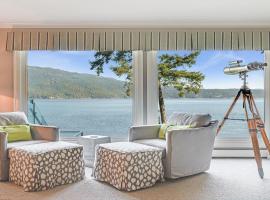 Deep Cove Retreat on the Ocean，位于North Saanich的酒店