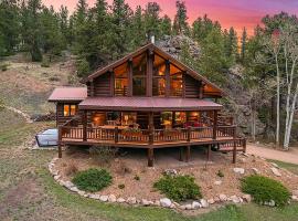 Classic Log Cabin near Rocky Mountain National Park and near Skiing，位于里昂的酒店