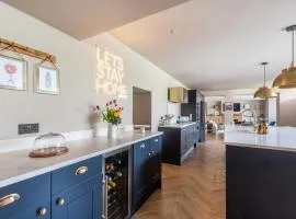 Beautiful 6 bed home - Bar & Vast Living Space