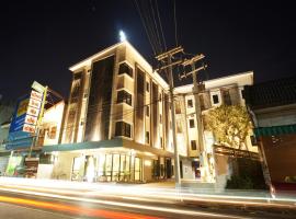 Sinsiri hostel，位于Ban Ku的带停车场的酒店