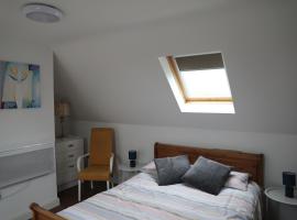 Cosy Loft situated on shores of Lough Neagh，位于Milltown塔雅图工厂附近的酒店