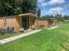 Mourne Meadow Cabins- Foxes Den，位于卡斯尔韦伦的酒店