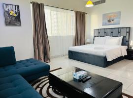 Private rooms in 3 bedroom apartment SKYNEST Homes marina pinnacle，位于迪拜的酒店