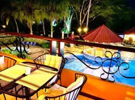 Lovely 2-BDroom Condo in Laguna Eco Village Resort，位于奎波斯城的度假村