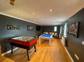 Luxury 4-5 Bed Home with Games Room and Balcony，位于纽敦的乡村别墅