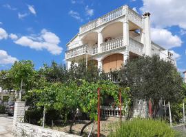 Apartments and rooms with parking space Kastel Stafilic, Kastela - 18673，位于卡什泰拉的旅馆