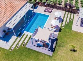 Madini Luxury villa with private heated pool，位于Vanáton的酒店