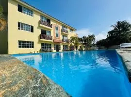 Lovely 2 Bedroom Condo With Pool And Hot Water
