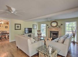 Lovely Pottsboro Home with Patio and Fire Pits!，位于Pottsboro的酒店