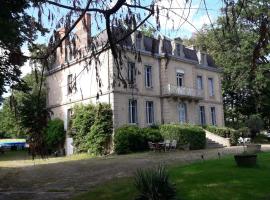 Chateau du Grand Lucay，位于波旁拉尔尚博的家庭/亲子酒店