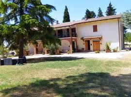 Casale in collina vista Assisi,Brufa di Torgiano