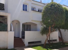 Hochwertiges Haus in wunderschöner Golf Anlage am Meer，位于罗塔的酒店