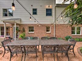 Charming Apartment with Yard and Beautiful Gardens!，位于曼海姆的酒店