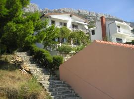 Apartments with a parking space Pisak, Omis - 1009，位于皮萨克的酒店