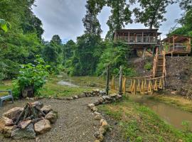 Hand-Crafted Creekside Treehouse with Grill!，位于科斯比的酒店