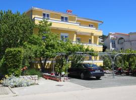 Apartments with parking space Baska, Krk - 18716，位于巴斯卡的酒店