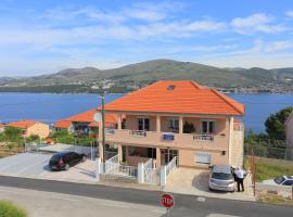 Apartments with a parking space Okrug Donji, Ciovo - 18796，位于奥库格哥恩基的公寓