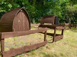 Escape Pod Camping - Wooden Tents，位于戈尔布里奇的酒店