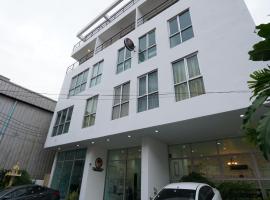 RoomQuest Bangkok Sukhumvit 50，位于帕卡农区的酒店
