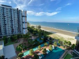 Seaview Condo@Timurbay Studio unit plus one room，位于Kampong Tanjong的酒店