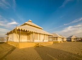 Bhavya Resort - Luxury Boutique Desert Camp，位于斋沙默尔的豪华帐篷