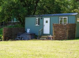 The Laburnum Retreat Shepherd Hut private hot Tub，位于Upper Hulme的山林小屋